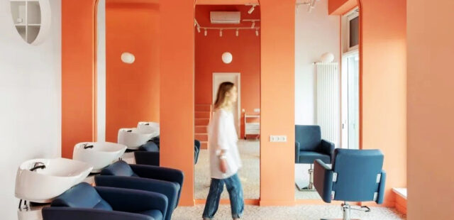 Orange and blue contrast releases the bright vitality of the hair salon