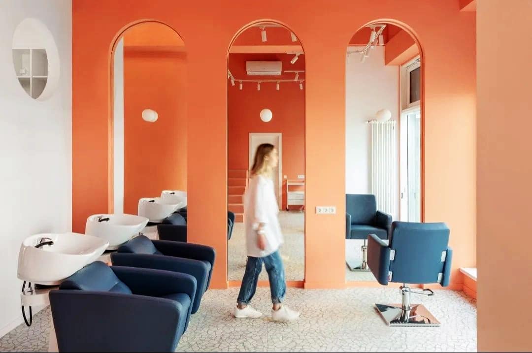 Orange and blue contrast releases the bright vitality of the hair salon